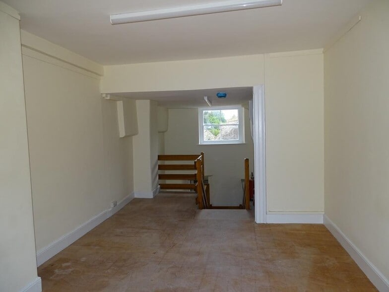 20 Market Place, Warminster for lease - Building Photo - Image 3 of 6