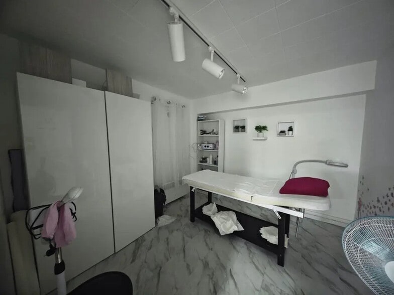 Retail in Paris for lease - Interior Photo - Image 3 of 5