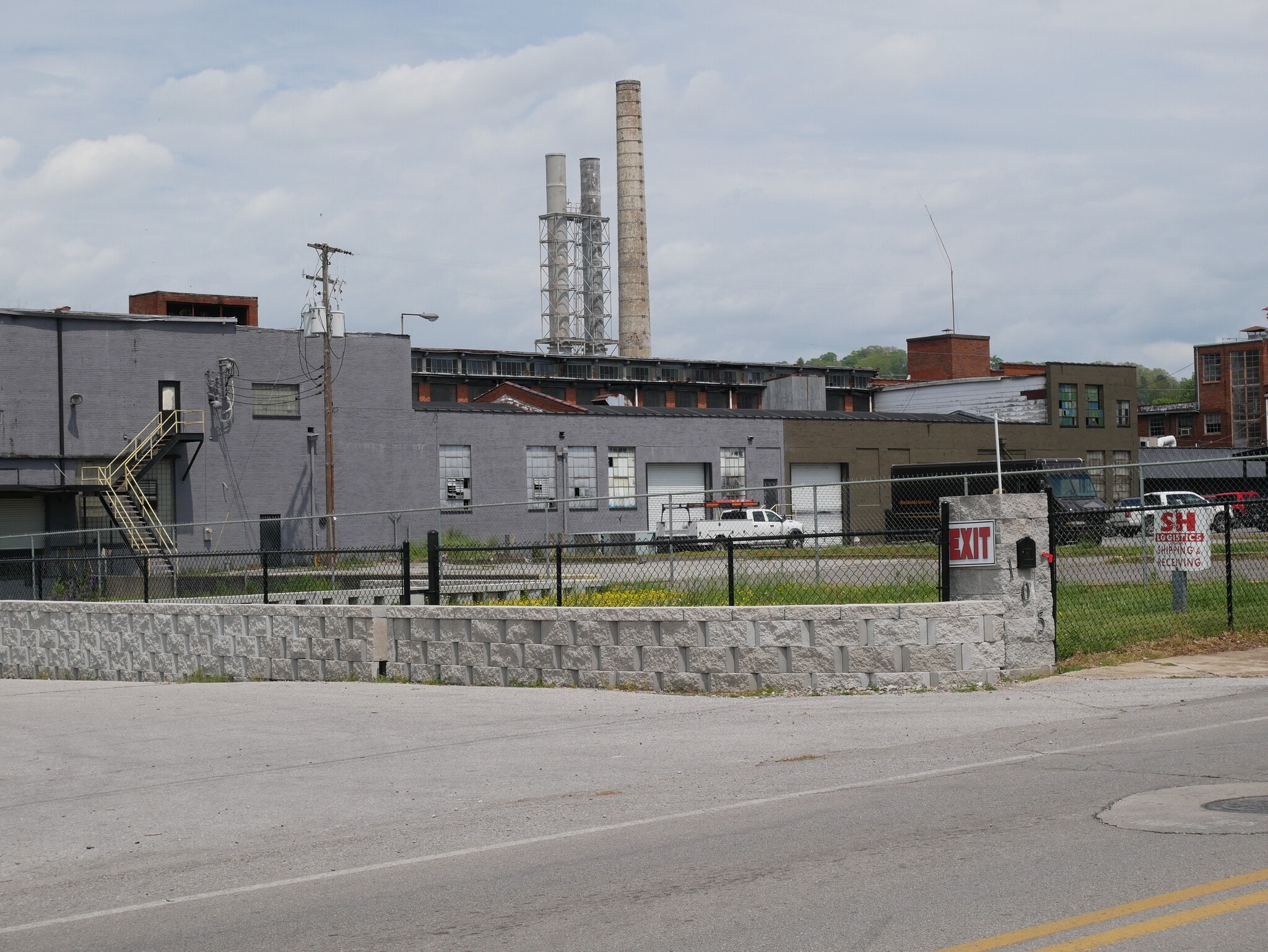 105 Maple St, Rossville, GA for sale Primary Photo- Image 1 of 72