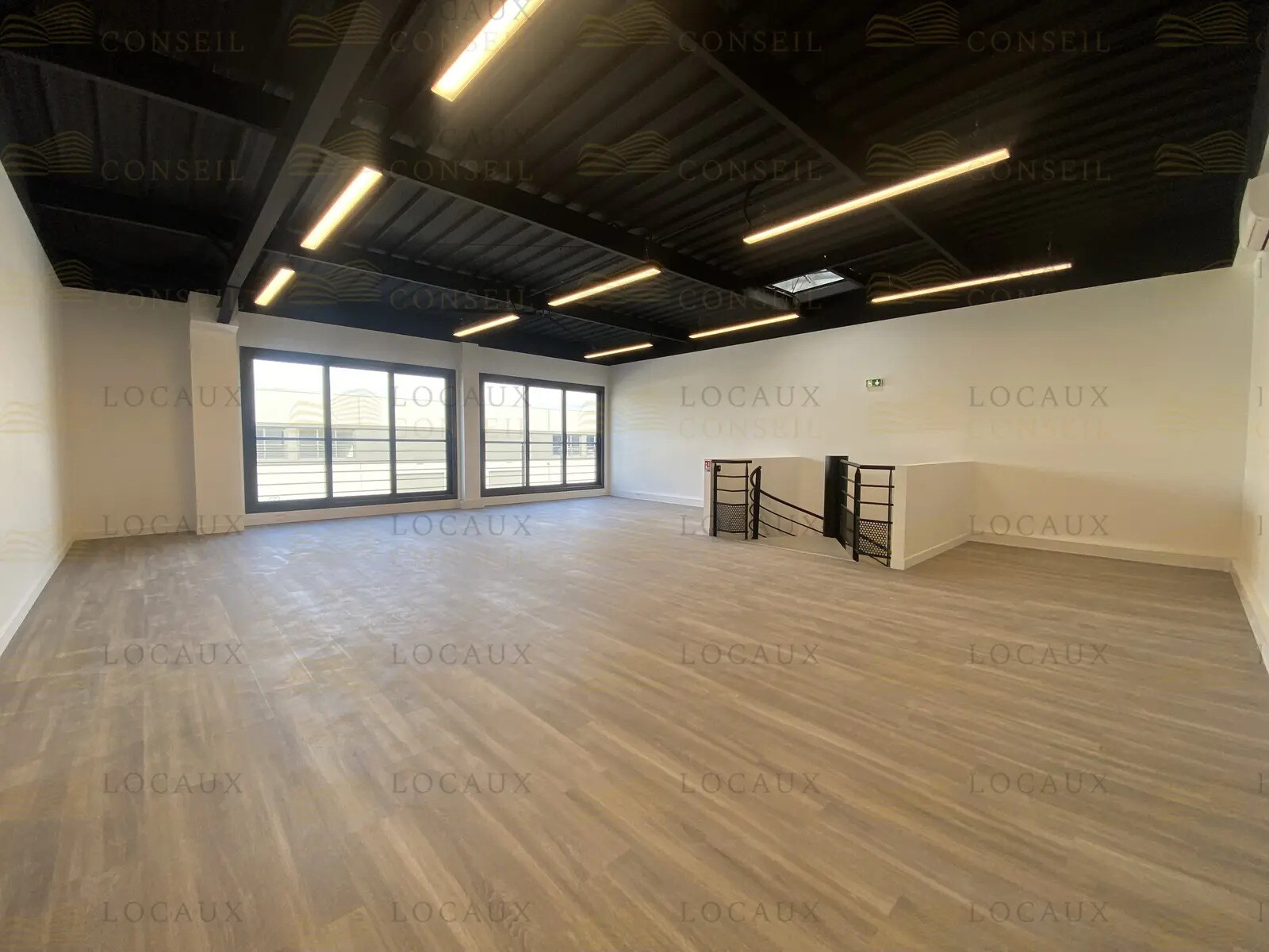 Flex in Les Pavillons-sous-Bois for lease Interior Photo- Image 1 of 12