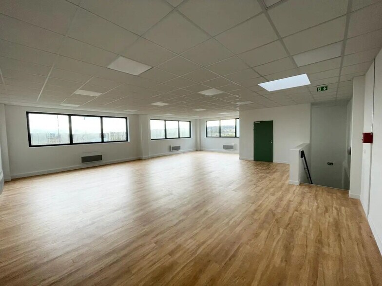 Flex in Marignane for sale - Building Photo - Image 3 of 10