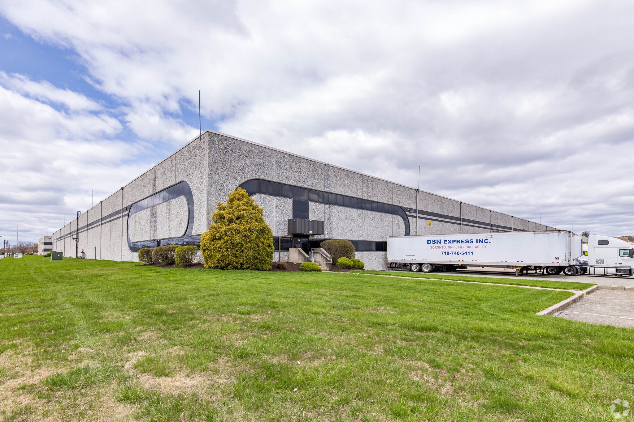 36 Saw Mill Pond Rd, Edison, NJ for lease Primary Photo- Image 1 of 5