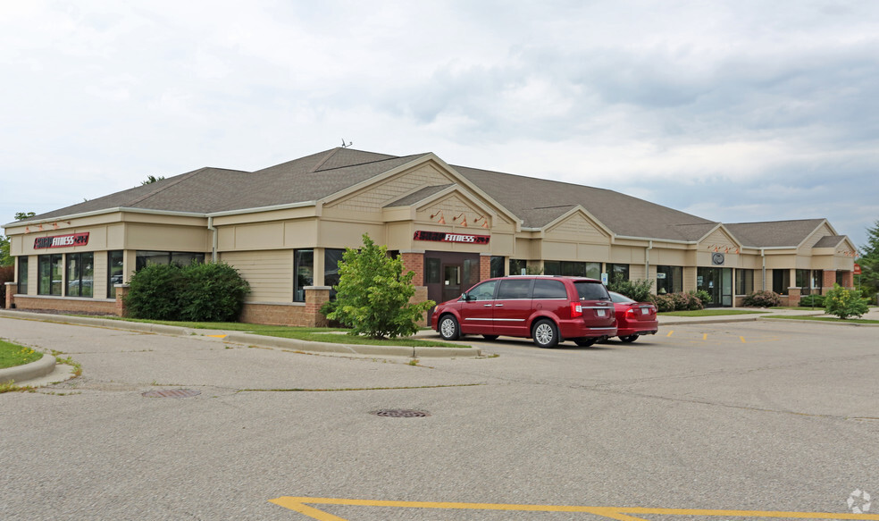 10 W Evergreen Pky, Elkhorn, WI for lease - Building Photo - Image 3 of 42