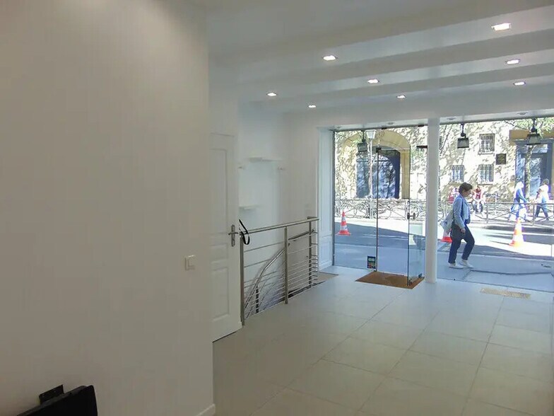Retail in Paris for lease - Interior Photo - Image 2 of 5