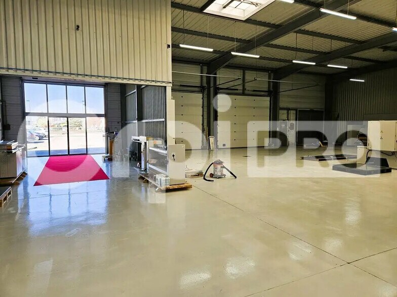 Flex in Soissons for lease - Interior Photo - Image 3 of 8