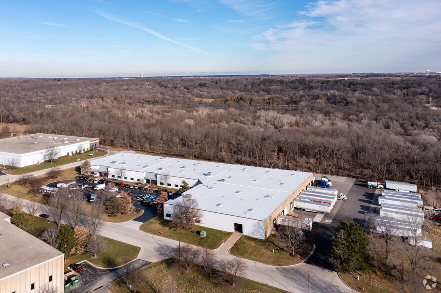 1575-1595 Highpoint Dr, Elgin, IL for lease - Aerial - Image 3 of 4