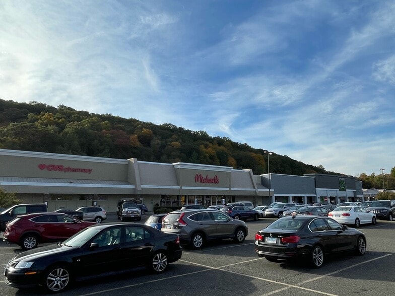 1-14 Candlewood Lake Rd, Brookfield, CT for lease - Building Photo - Image 2 of 3