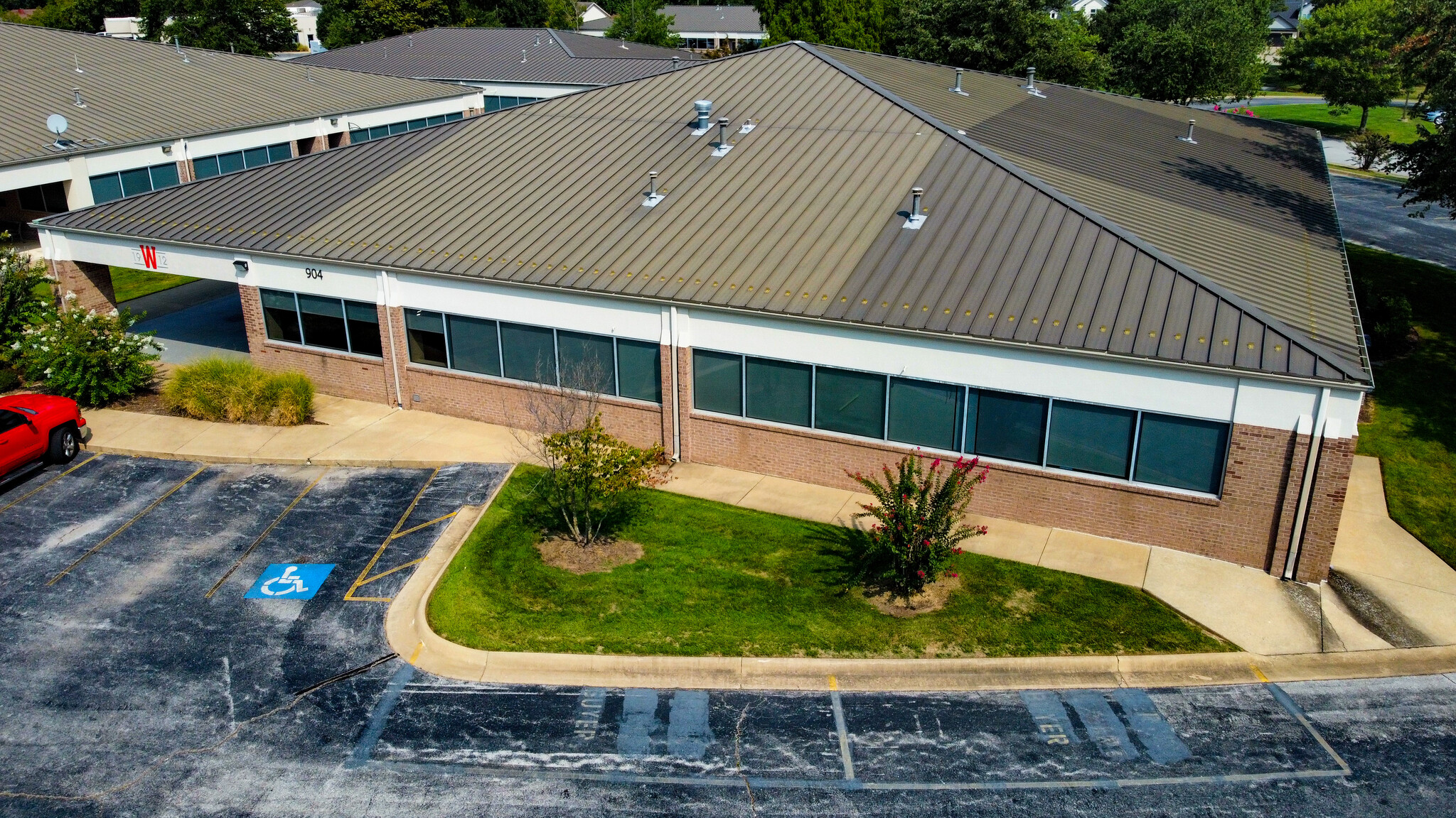 1005 Beau Terre Dr, Bentonville, AR for lease Building Photo- Image 1 of 9