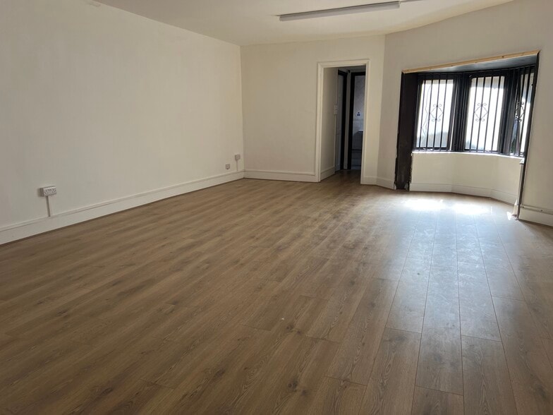 116 Mile End Rd, London for lease - Interior Photo - Image 2 of 5