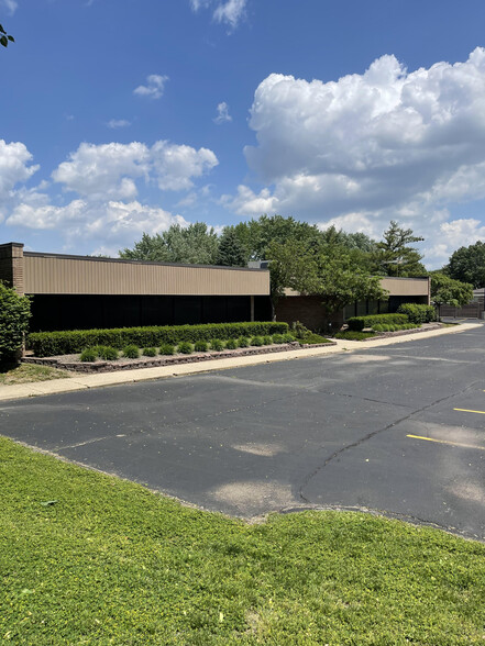 42700 Schoenherr Rd, Sterling Heights, MI for sale - Building Photo - Image 2 of 7