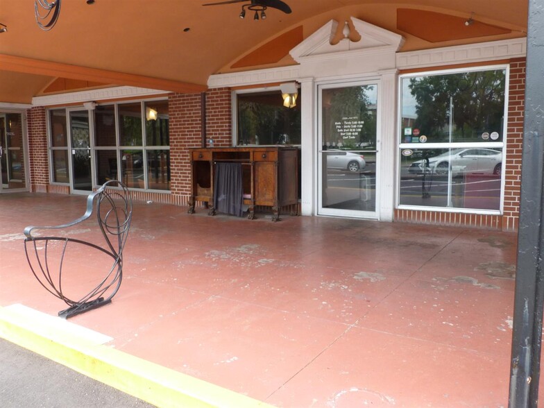 702 W University Ave, Gainesville, FL for lease - Building Photo - Image 2 of 14