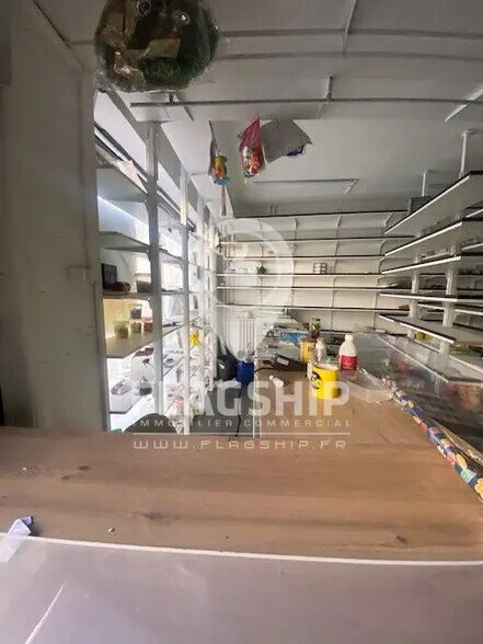 Retail in Paris for lease - Interior Photo - Image 2 of 8