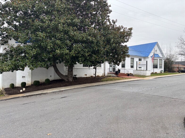3024 Forest Hills Cir, Lynchburg, VA for lease - Building Photo - Image 1 of 15