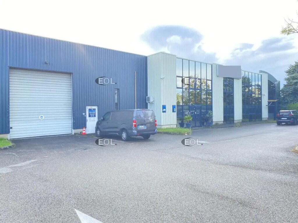 Location Entrepôt 1 858 m² - Photo 1