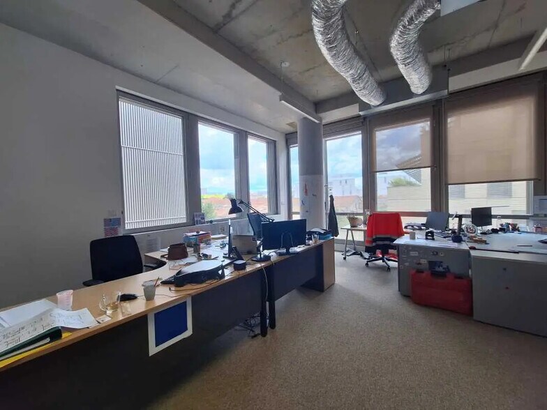 Office in Bordeaux for lease - Interior Photo - Image 2 of 8