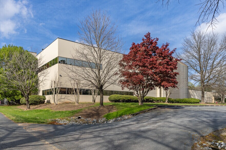 7910 Triad Center Dr, Greensboro, NC for lease - Building Photo - Image 2 of 6