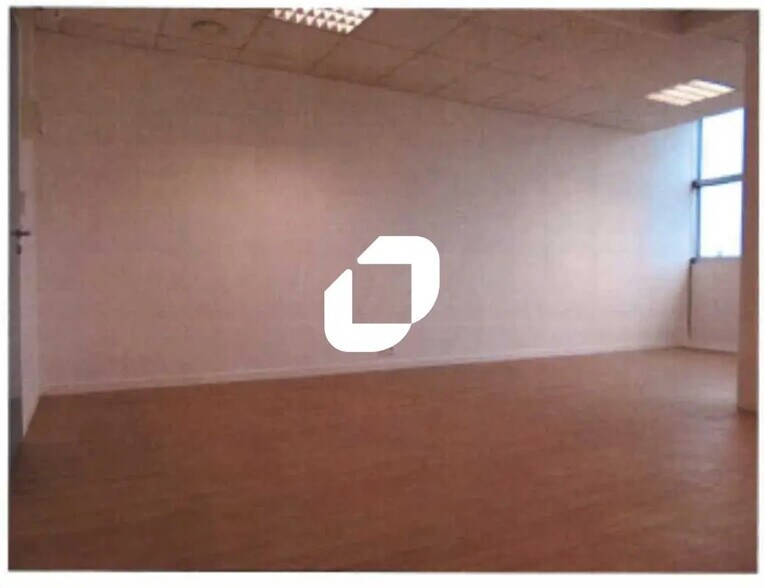 Office in Romainville for lease - Interior Photo - Image 3 of 4