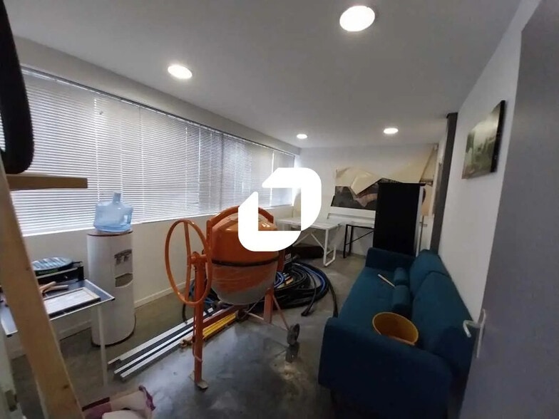 Flex in Le Haillan for lease - Interior Photo - Image 2 of 12