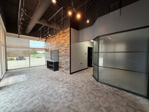 14201 N Santa Fe Ave, Edmond, OK for lease Interior Photo- Image 2 of 11