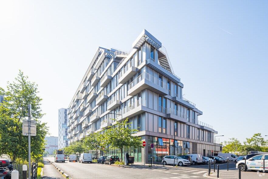 Office in Saint-Denis for lease - Building Photo - Image 2 of 3