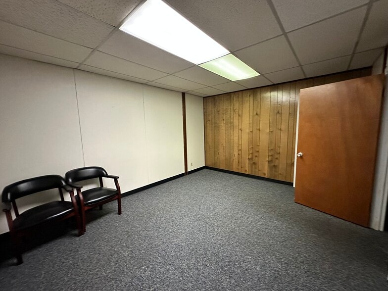 1102 Longfellow Dr, Beaumont, TX for lease - Building Photo - Image 3 of 8