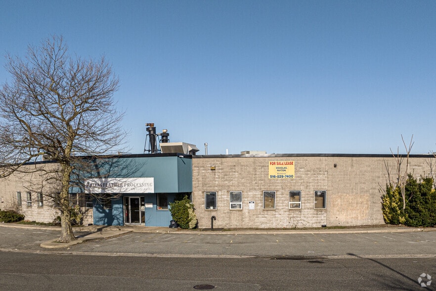 320 Buffalo Ave, Freeport, NY for lease - Primary Photo - Image 1 of 5