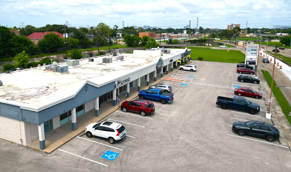 4520-4534 Beechnut St, Houston, TX for lease - Building Photo - Image 3 of 3