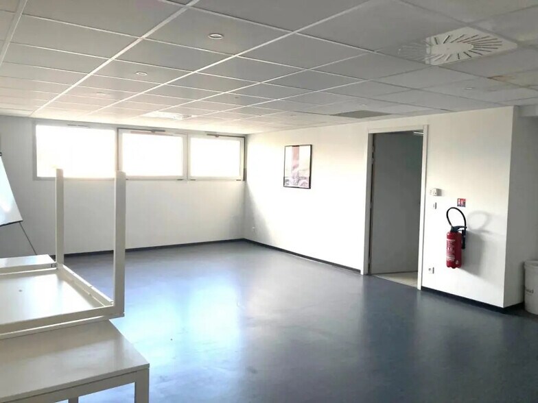 12 Avenue Des Arlucs, Cannes for sale - Interior Photo - Image 2 of 7