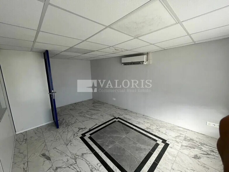 Flex in Vénissieux for lease - Interior Photo - Image 2 of 30