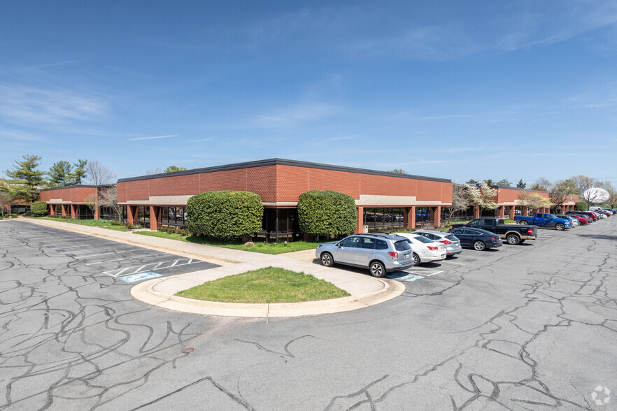 45472 Holiday Dr, Dulles, VA for lease - Building Photo - Image 1 of 2