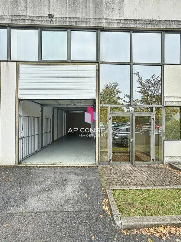 Flex in Poissy for lease Building Photo- Image 1 of 6