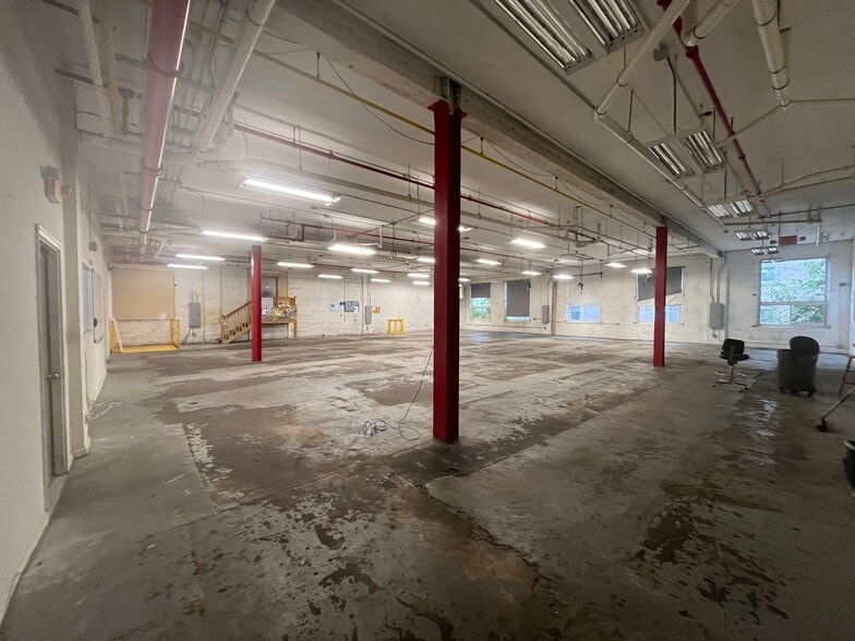 235 Orient Ave, Jersey City, NJ for lease - Interior Photo - Image 3 of 9