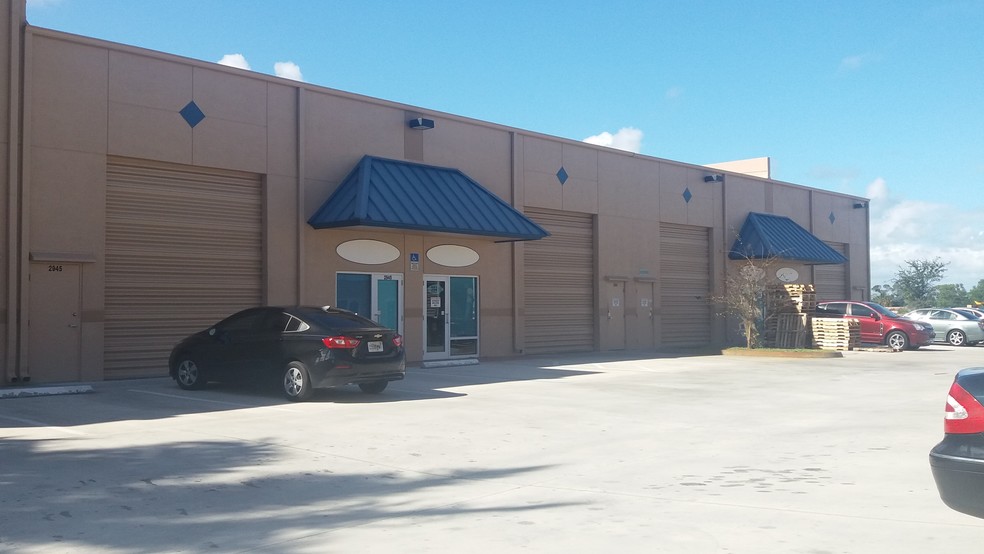 2927-2947 SE Gran Park Way, Stuart, FL for lease - Building Photo - Image 2 of 6