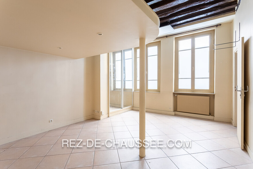Multifamily in Paris for sale - Interior Photo - Image 3 of 3