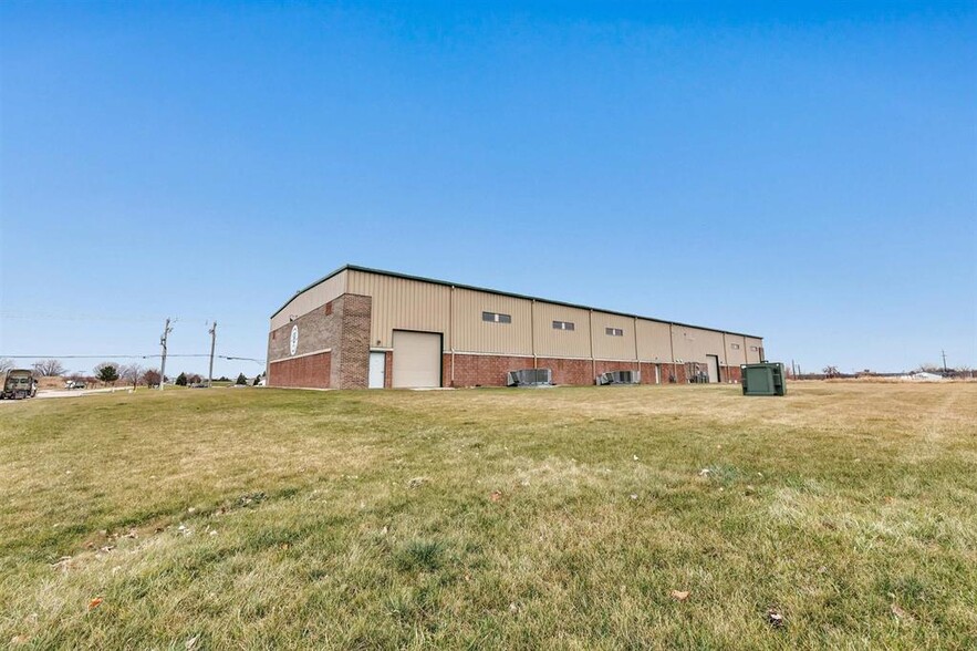 2125 American Blvd, De Pere, WI for lease - Building Photo - Image 3 of 7