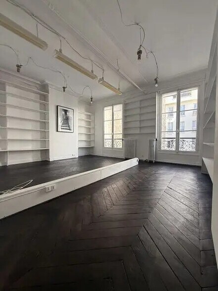 Office in Paris for lease - Building Photo - Image 1 of 6