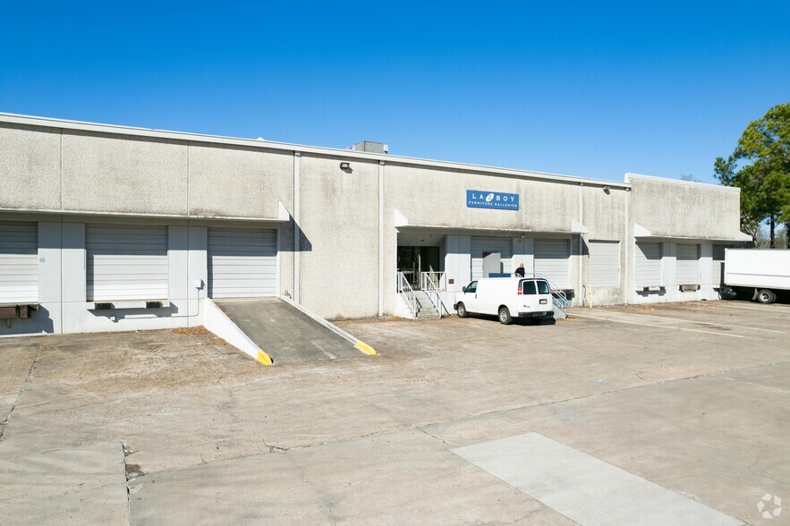 401-421 W Crosstimbers St, Houston, TX for lease - Primary Photo - Image 1 of 4