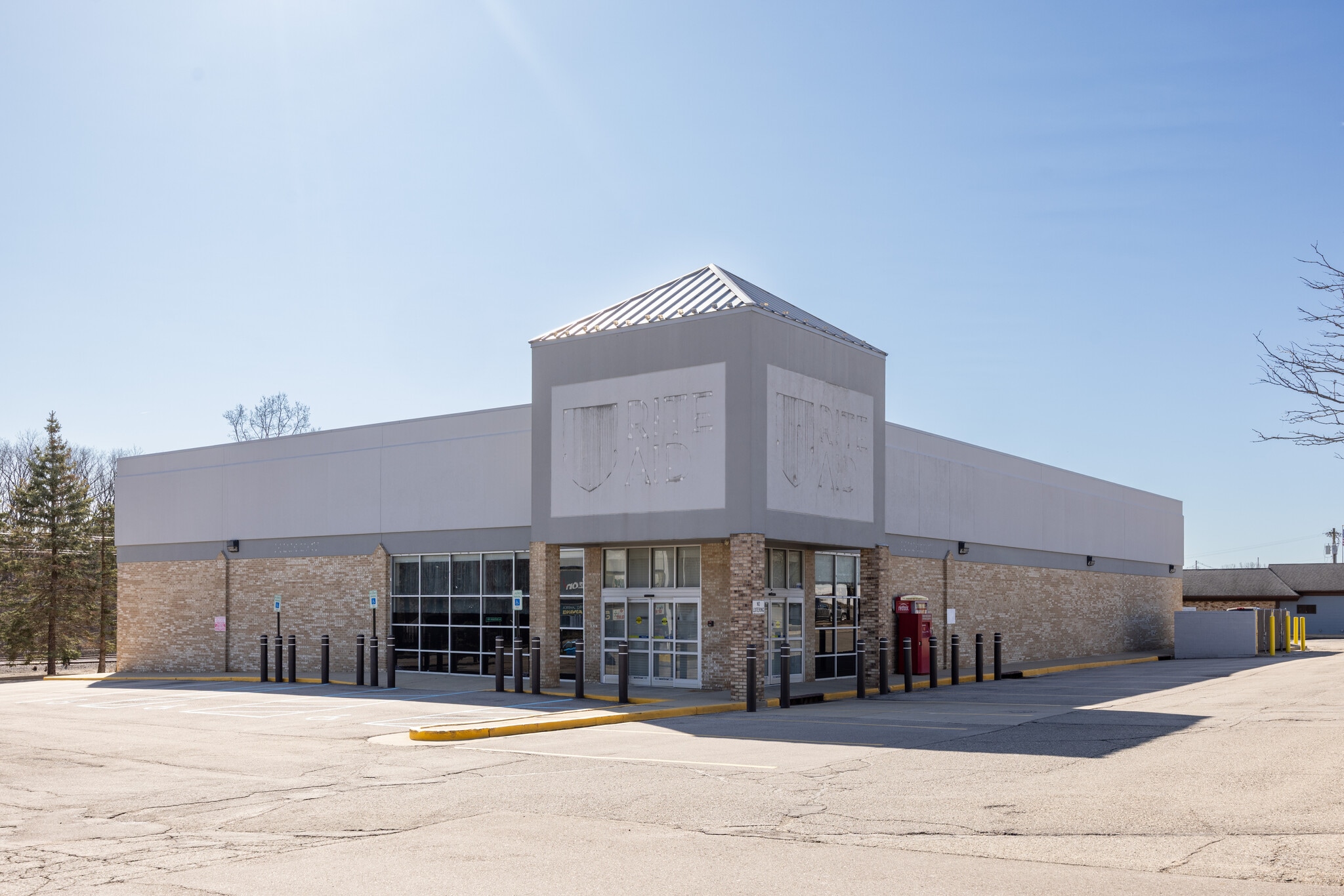 260-300 W Carleton Rd, Hillsdale, MI for lease Building Photo- Image 1 of 2