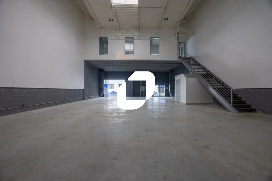 Office in Vaux-le-Pénil for lease - Interior Photo - Image 2 of 21