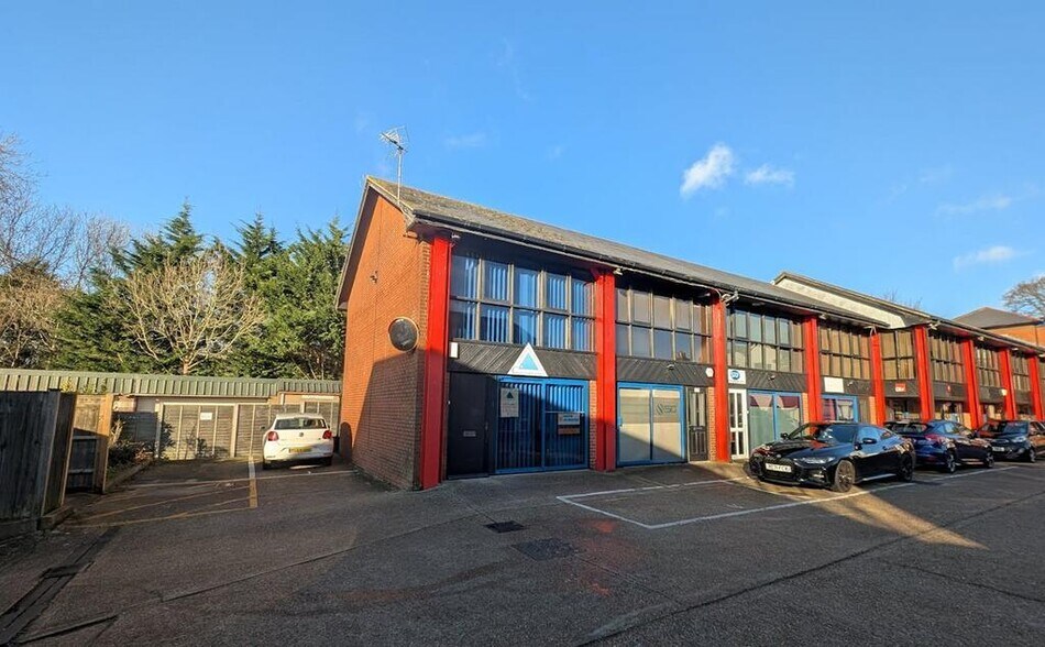 152 Millbrook Rd E, Southampton for sale - Building Photo - Image 3 of 24