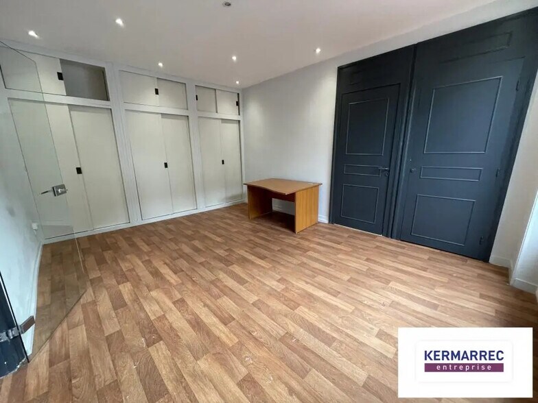 Office in Vannes for lease - Interior Photo - Image 2 of 3