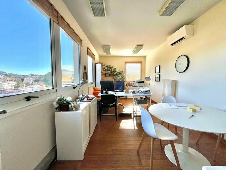 Office in Le Cannet for lease - Interior Photo - Image 1 of 5