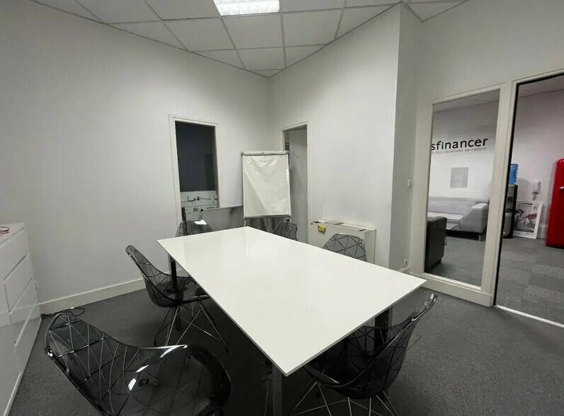 Office in Lyon for lease - Interior Photo - Image 2 of 11