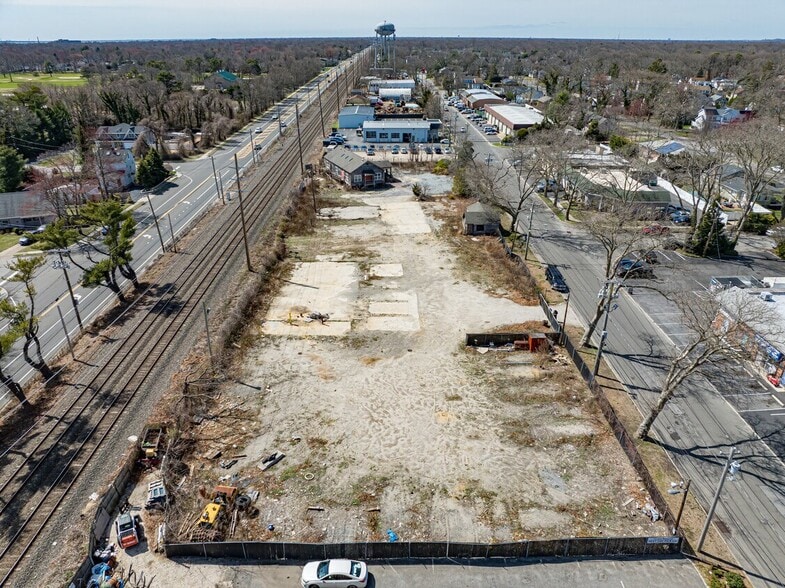 245 Orinoco Dr, Brightwaters, NY for sale - Building Photo - Image 1 of 5