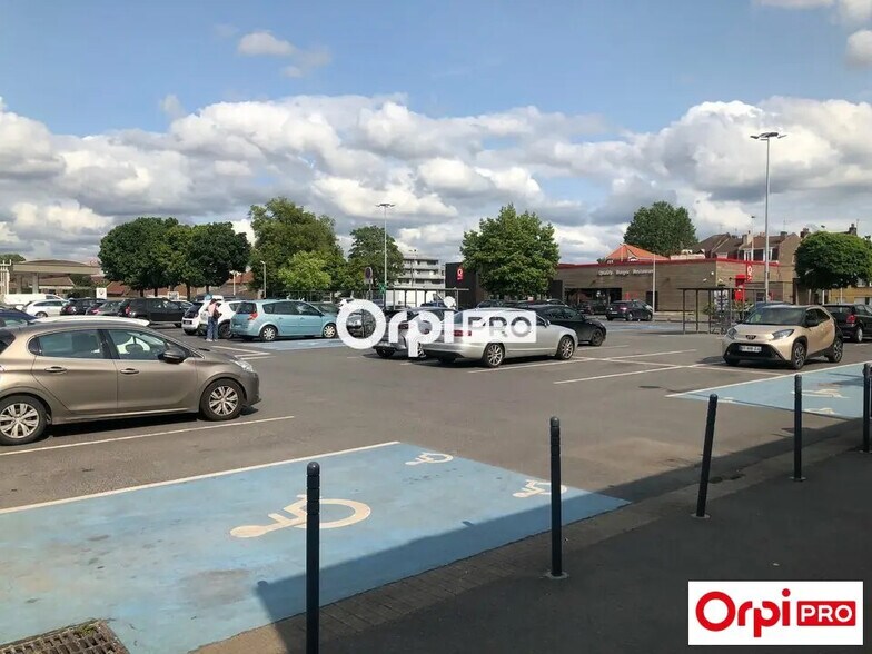 Retail in Loos for lease - Building Photo - Image 3 of 4