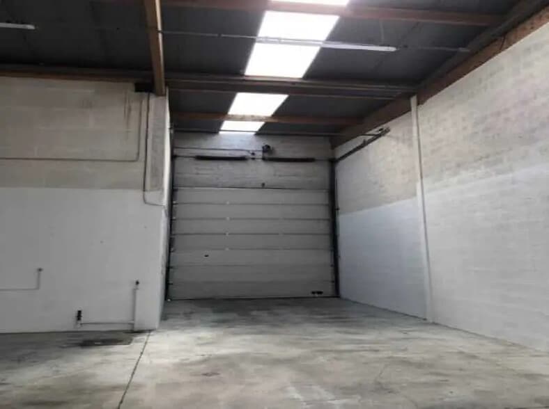 Flex in Émerainville for lease - Interior Photo - Image 3 of 5