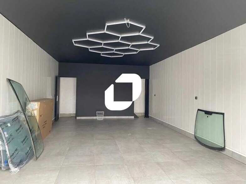 Flex in VILLENAVE-D'ORNON for lease - Interior Photo - Image 2 of 6