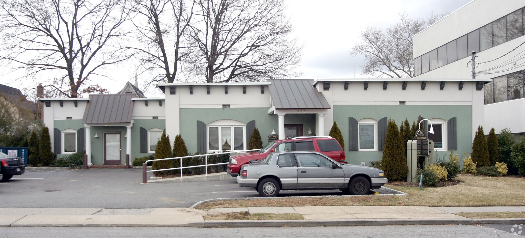 293 Castle Ave, Westbury, NY for sale Primary Photo- Image 1 of 1