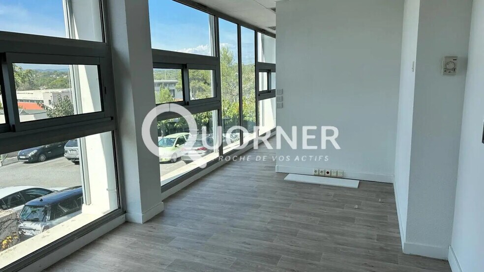 Retail in Saint-Raphaël for lease - Building Photo - Image 2 of 7