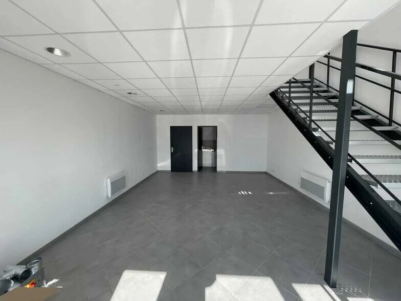 Office in Beauvais for lease - Interior Photo - Image 3 of 8